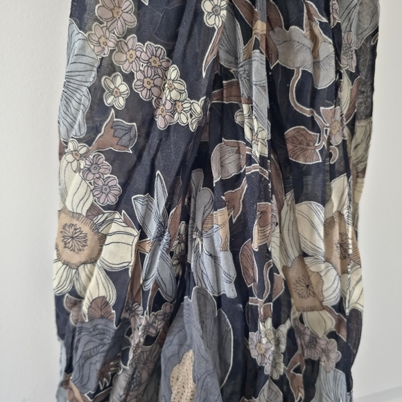 Stunning lightweight scarf, perfect colors for Fall. - Picture 3 of 4